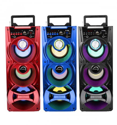 Si no te conformas con escuchar música y lo tuyo es cantar y tararear tus temas favoritos, JoyBox Karaoke es tu compañero perfecto. Reúne todas las características que estabas buscando en unas dimensiones ideales para llevártelo a cualquier parte. Provisto de antena extensible y radio FM con función de escaneo automático, almacena todas tus emisoras preferidas de manera totalmente automática y disfruta de un sonido sin interferencias.
Joybox te permite la reproducción desde cualquier medio: Bluetooth, SD, MMC, AUX (jack 3.5mm) y USB 2.0. Reproduce tu música o amplifica el sonido de tus vídeos a través de JoyBox, proporcionándote el volumen y la calidad que buscas.